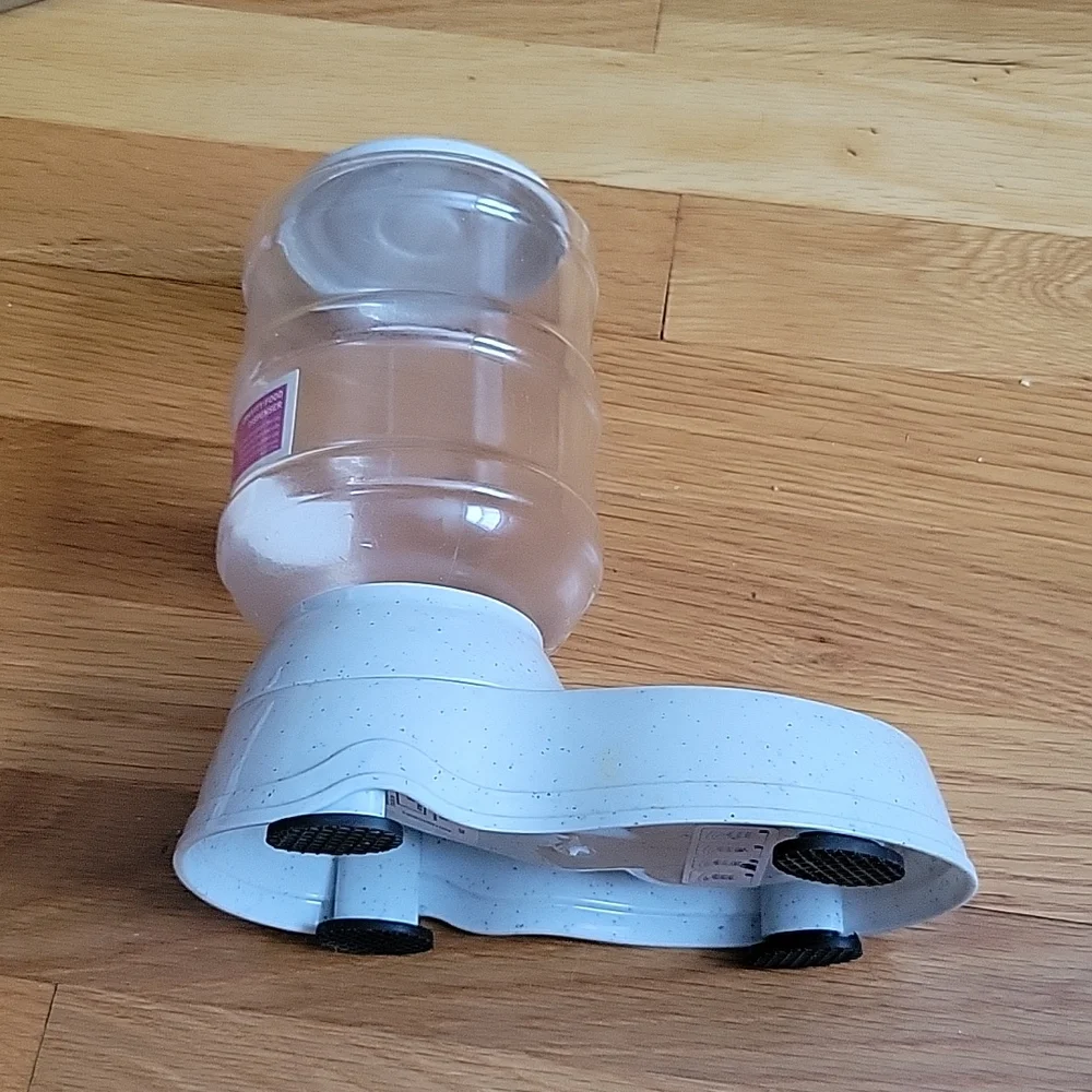 Gravity feeder
